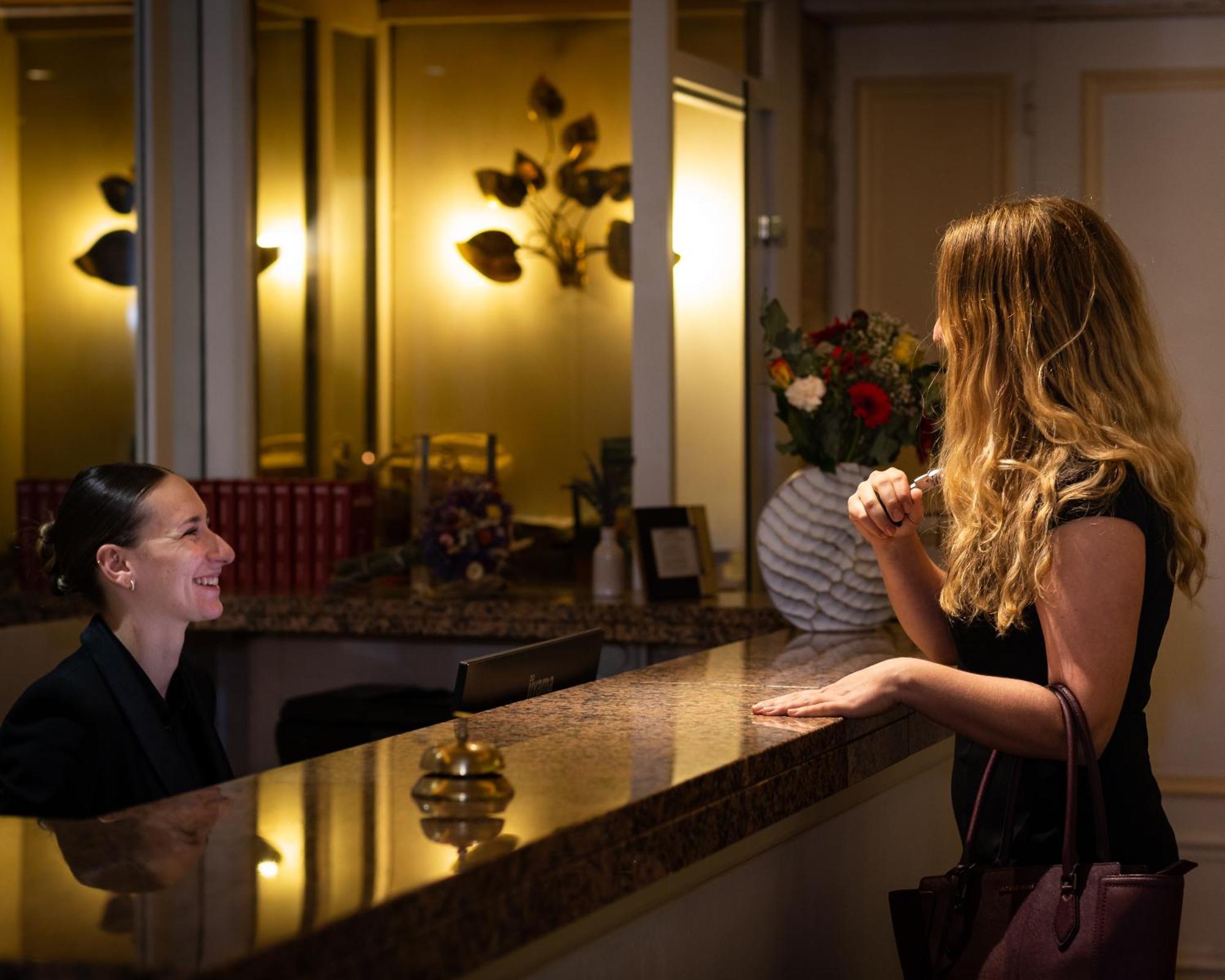 Hotel Restaurant Le Centenaire Les Eyzies Luaran gambar